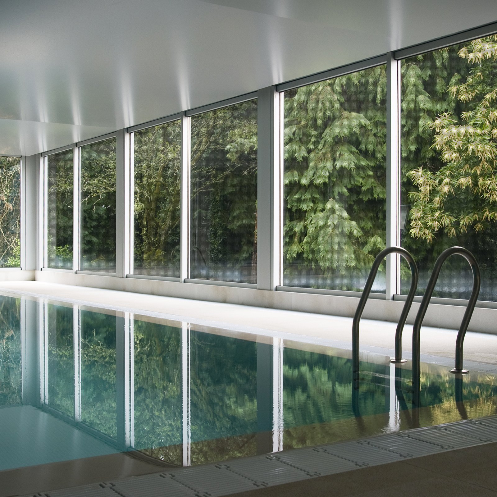 VEVOR Window Screen Replacement, 100 ft × 48 in Window Screen Mesh, DIY Adjustable Fiberglass Screen Mesh - Durable, Washable & Easy to Install, Window Screen Repair Kit for Patio Porch Door Windows