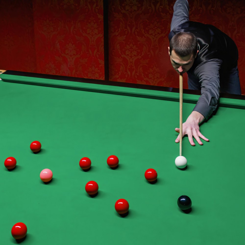 VEVOR Pool Cue, 1447.8mm Jointed Snooker Cue, Snooker Cues Stick with Extension Rod & 9.5mm Leather Tip, 538g Pools Stick for Professional Pool Table, Bar, Home, Office, Includes Aluminum Case