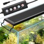 Lampe d'aquarium VEVOR avec télécommande, illuminant un aquarium vibrant avec des plantes aquatiques colorées.