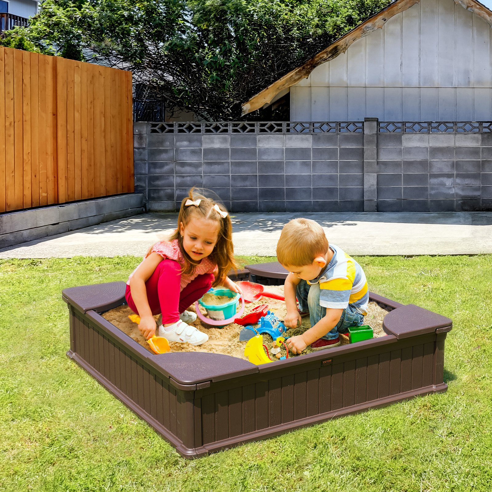 VEVOR Sandbox with Cover, 48.6x48.6x12.4 in Square Sand Box, HDPE Sand Pit with 4 Corner Seating and Bottom Liner, Kids Sandbox for Outdoor Backyard, Beach, Park, Gift for Boys Girls Ages 3-12, Brown