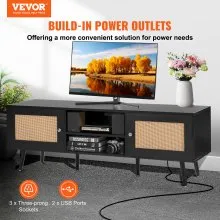 VEVOR Mueble de TV de ratán para TV de 65 pulgadas, mueble de TV bohemio con puerta de ratán, centro de entretenimiento con toma de corriente integrada y puertos USB, consola de TV moderna para sala de estar, sala multimedia, color negro