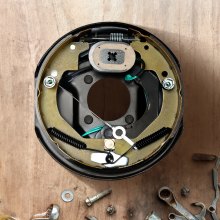 VEVOR Kits de tambour de moyeu de remorque 5 sur 4,5" BC avec freins électriques 10" x 2-1/4", ensemble de frein de remorque auto-ajustable pour essieu de 3 500 lb, montage à 4 trous, plaques de support pour le remplacement des pièces du système de freinage