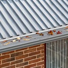 VEVOR Gutter Guard, 5 inch Width, Aluminum Leaf Filter DIY Gutter Cover, 52 PCS 208 ft Total Length, 0.157'' Hole Diameter & 0.02'' Thick Raptor Gutter Guards Fits Any Roof or Gutter Type