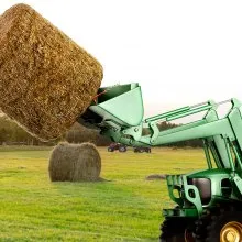 VEVOR 39" Hay Spear, Bale Spears 1600lbs Loading Capacity, Skid Steer Loader Tractor Bucket Attachment with 2pcs 17.5" Stabilizer Spears and 60" Chain, Quick Attach Spike Forks