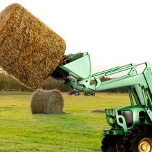 VEVOR 49" Hay Spear, Bale Spears 3000lbs Loading Capacity, Skid Steer Loader Tractor Bucket Attachment with 2pcs 17.5" Stabilizer Spears and 60" Chain, Quick Attach Spike Forks