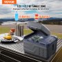 Refrigerador de automóvil VEVOR sobre una mesa de picnic junto al lago, con fruta fresca y bebidas en su interior.