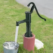 VEVOR Antique Hand Water Pump 14.6 x 5.9 x 26 inch Pitcher Pump w/Handle Cast Iron Well Pump w/ Pre-Set 0.5" Holes for Easy Installation Old Fashion Pitcher Hand Pump for Home Yard Ponds Garden Green