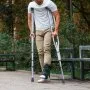 Muletas axilares VEVOR, con 13 niveles de altura ajustable, ligeras de aluminio para adultos y adolescentes, con almohadilla suave para lesiones en las piernas, cirugías y personas con discapacidad, 1 par de 136 kg
