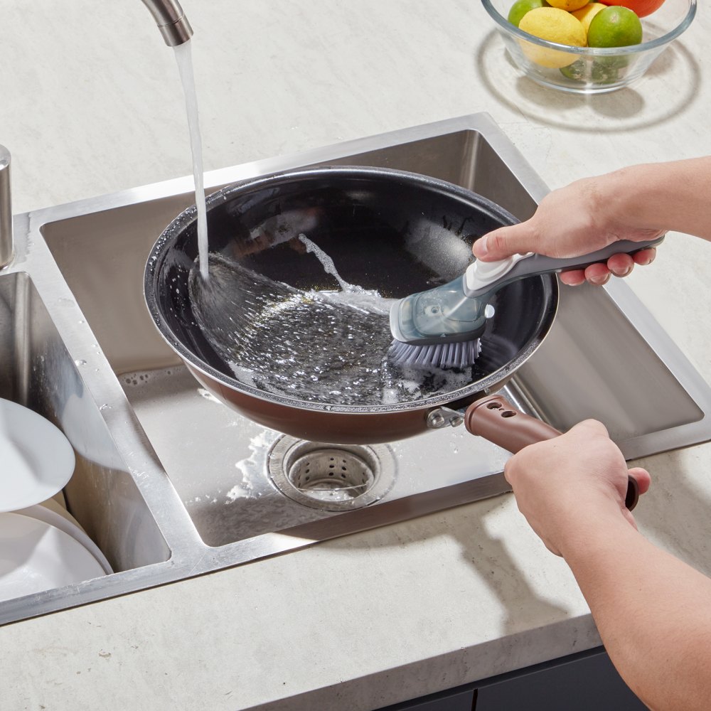 Cepillo para platos con dispensador de jabón VEVOR, cepillos para fregar de cocina con 3 cabezales, mango de PP y cerdas curvas, ideal para ollas, sartenes, fregaderos y estufas.