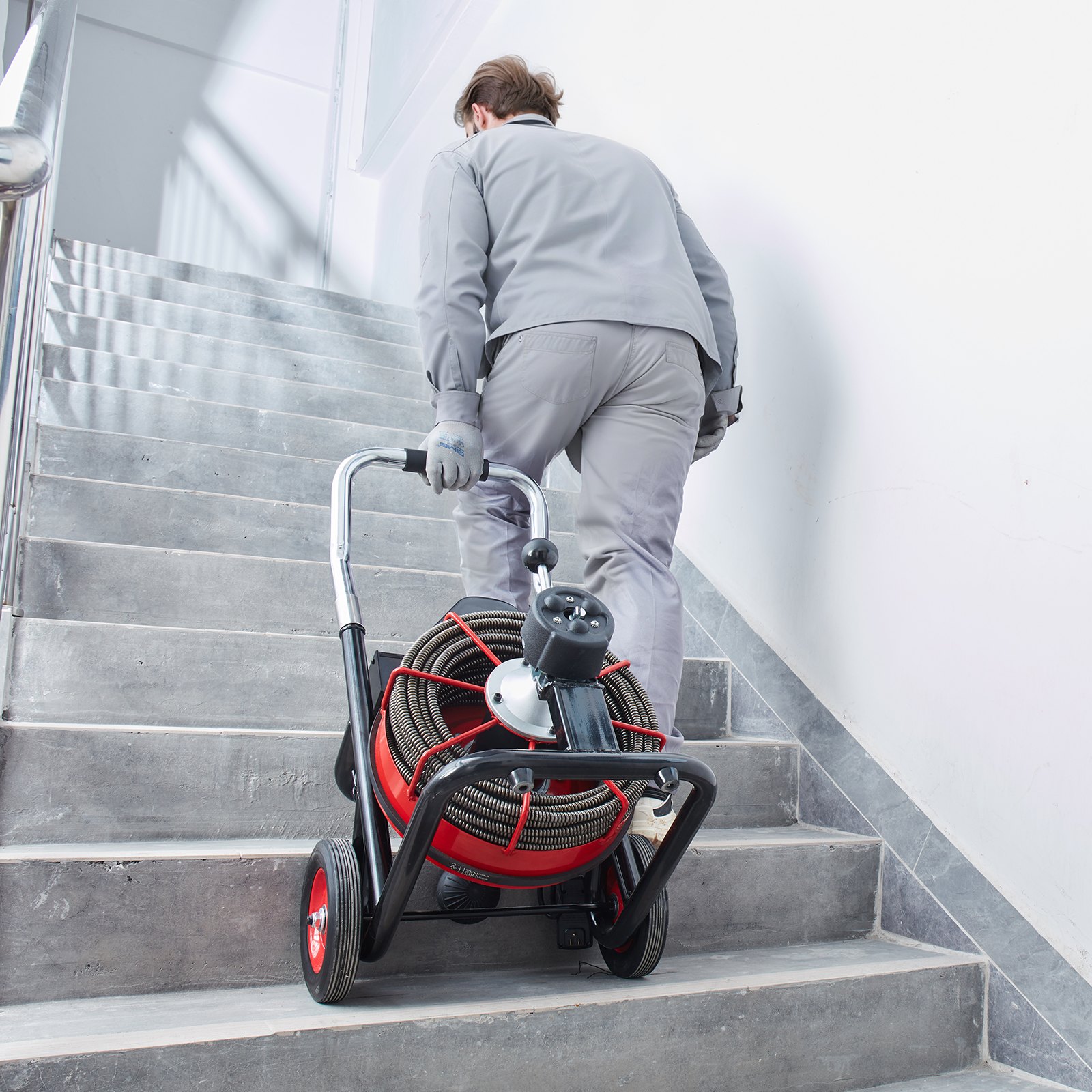 Čistič odpadů VEVOR 31,6 m x 1/2 palce, automatický šnekový dopravník na kolečkách, přenosný čistič odpadů o výkonu 550 W s 8 řeznými zuby a vzduchem aktivovaným nožním spínačem pro potrubí o průměru 2" až 4".