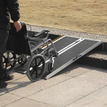 VEVOR Rampe portative pour fauteuil roulant, capacité de 6 pieds et 800 lb, rampe de seuil pliante en aluminium antidérapante, rampe de mobilité pliable pour scooter, rampe pour fauteuil roulant, rampe pour handicapés pour marches de la maison, escaliers, portes, bordures