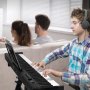VEVOR - Piano digital plegable de 88 teclas, Bluetooth y MIDI, portátil, electrónico, con soporte, pedal de sustain y funda, teclas sensibles al tacto, recargable, para principiantes, adolescentes y adultos, color negro