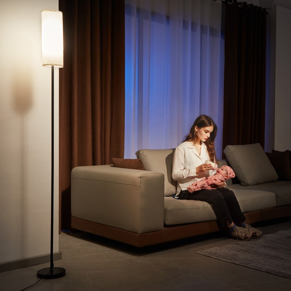 Lámpara de pie regulable VEVOR, colores ajustables sin escalonamientos, moderna lámpara de pie con control remoto, interruptor de pie y control por aplicación, lámpara de pie alta para sala de estar, dormitorio, oficina, bombilla LED de 9 W incluida.