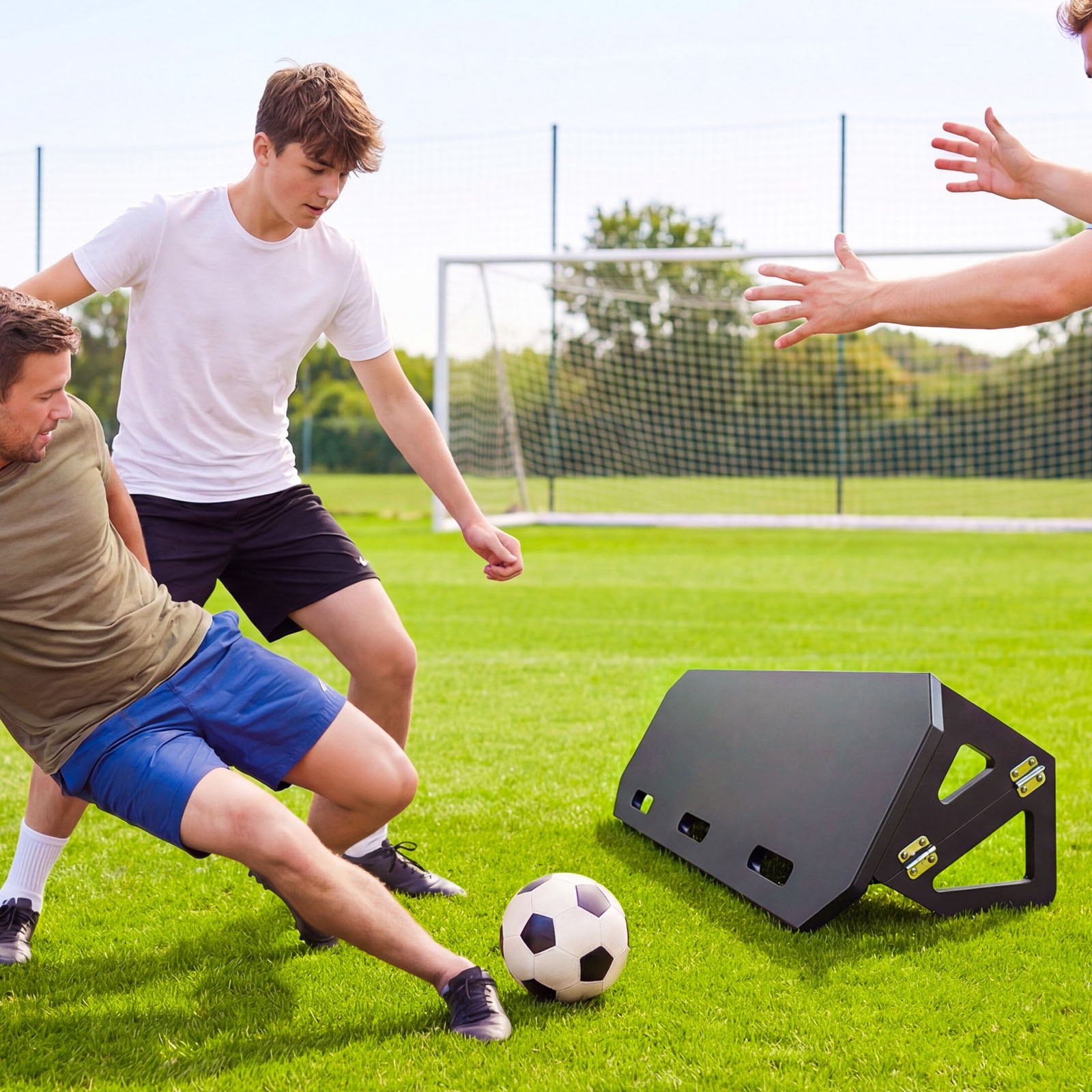 VEVOR Soccer Rebounder Board, 1000 x 300 mm Portable Soccer Rebound Wall, HDPE Sports Kick Back Trainer, 3 Adjustable Angles, Easy Setup Ball Practice Training Equipment for Passing & Reaction Skills