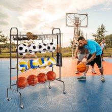 VEVOR Estante de baloncesto, soporte de entrenamiento de tiro de baloncesto rodante de 4 capas, organizador de almacenamiento de equipos deportivos con ruedas, ganchos y cestas, soporte de almacenamiento de pelotas de garaje para fútbol voleibol