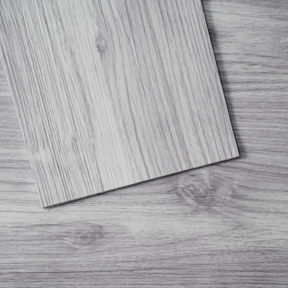 Placi de podea autoadezive din vinil VEVOR 20 buc. 0,62 mm grosime lemn gri deschis.