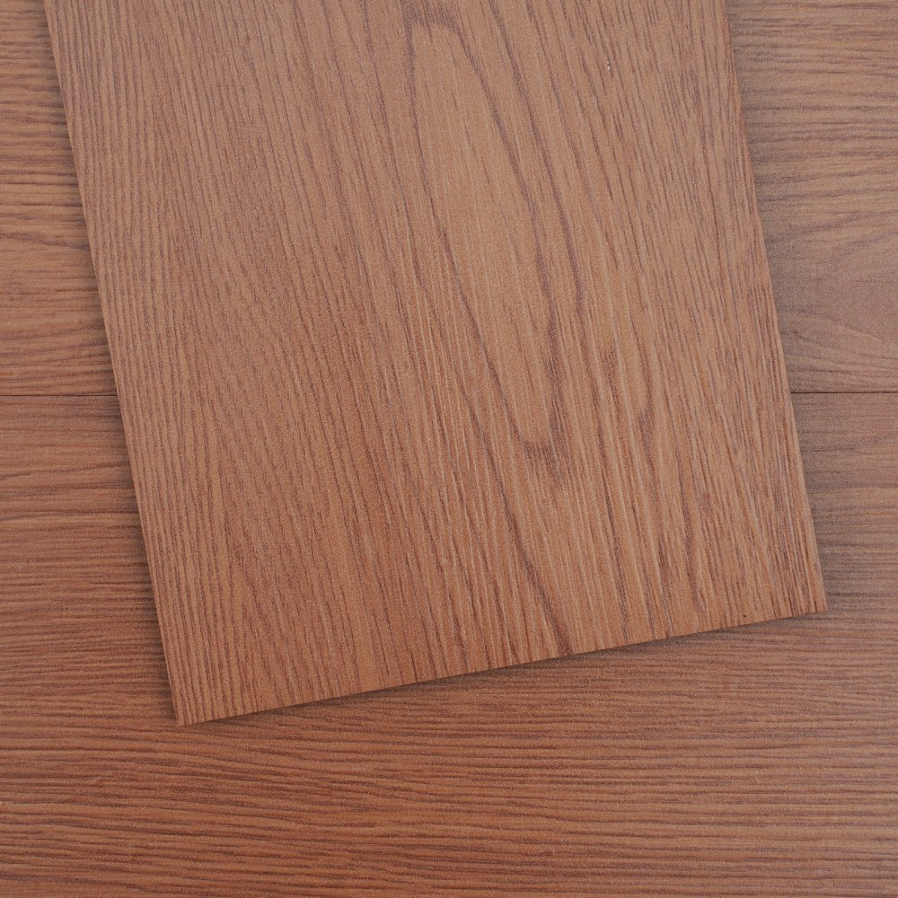 Samolepiace vinylové podlahové dlaždice VEVOR 36 x 6 palcov, 36 dlaždíc s hrúbkou 2,5 mm na odlupovanie a tyčinku, sýtohnedá drevená podlaha pre domácich majstrov, do kuchyne, jedálne, spálne a kúpeľne, jednoduchá na domácu dekoráciu